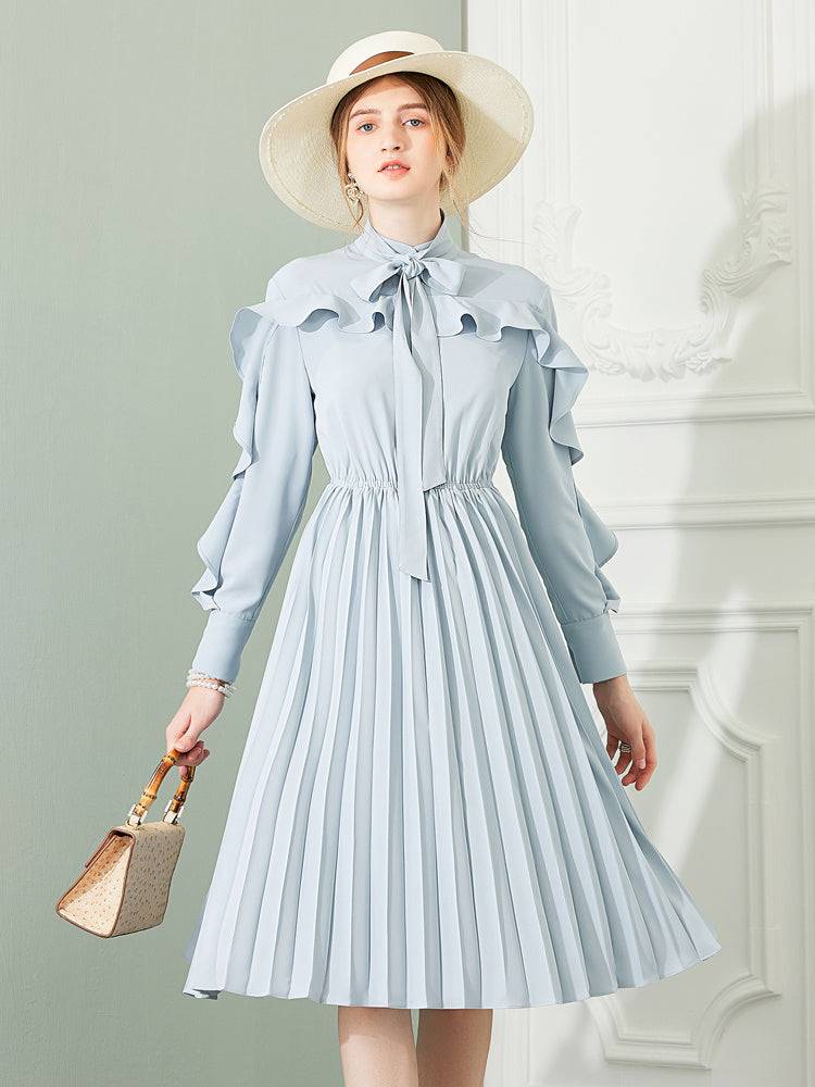 Elegant long sleeved dress with pleated skirt design