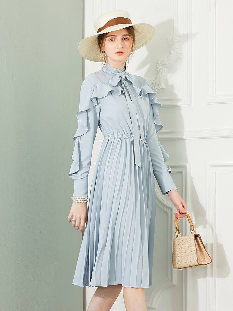 Elegant long sleeved dress with pleated skirt design